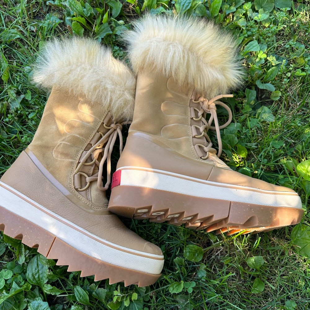 Sorel tan faux fur waterproof boots